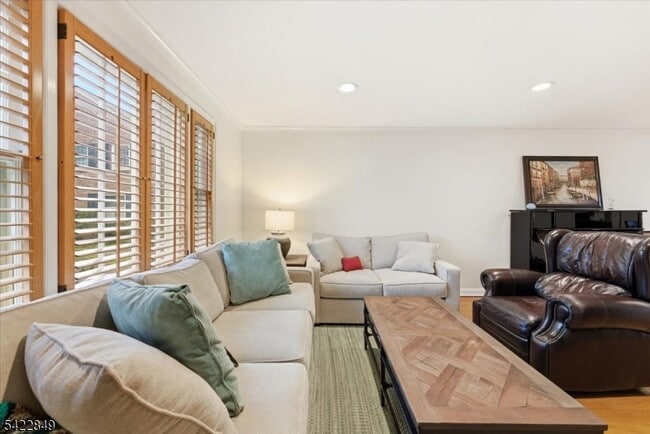 Building Photo - 260 Walnut St