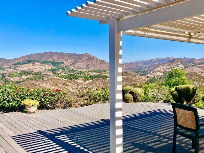 Building Photo - Beautiful Custom Home in Fallbrook, just m...