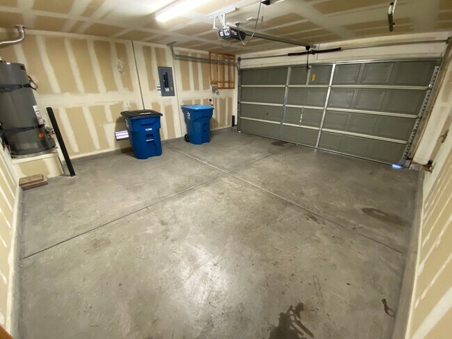 Building Photo - Wonderful 3 bed/2.5 bath home located in Summerlin