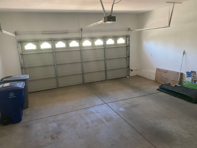 Building Photo - Beautiful Lakefront Home in the Vineyard! 55+ community