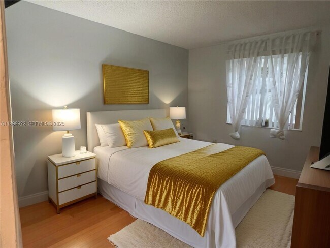 Building Photo - 17255 SW 95th Ave