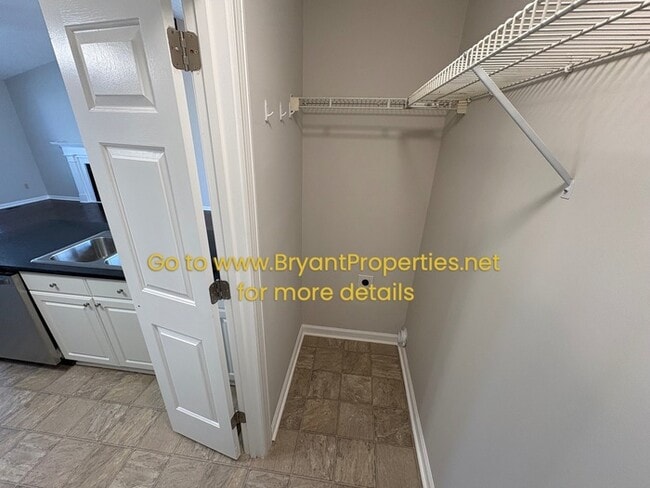 Building Photo - 2002 Dogwood Ln