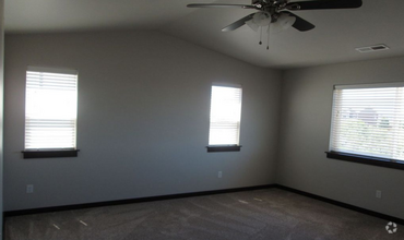 Building Photo - 3 Bedroom, 2 1/2 Bathroom Unit in Duplex f...