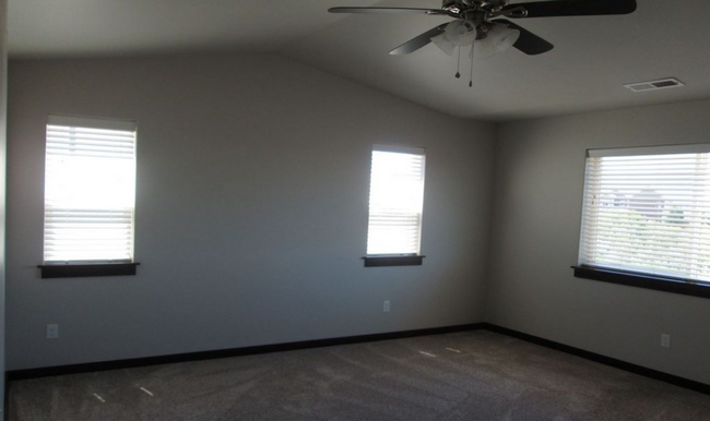 Building Photo - 3 Bedroom, 2 1/2 Bathroom Unit in Duplex f...