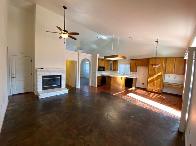 Building Photo - Single story located on a court!