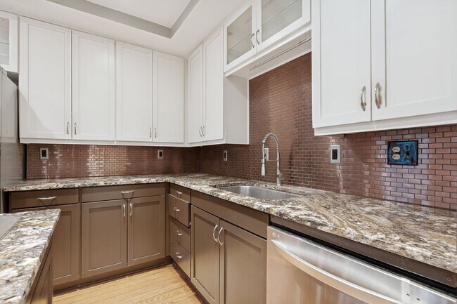 Building Photo - BEAUTIFUL 4-BEDROOM HOME IN ALAMO HEIGHTS