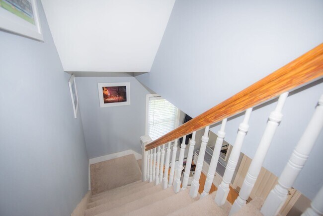 Building Photo - Beautiful 4BD Dutch Colonial Home in Harts...