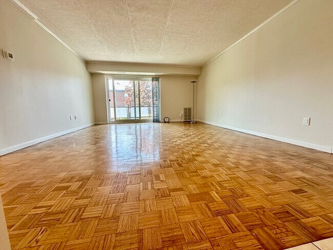 Building Photo - 41 Broadlawn Park