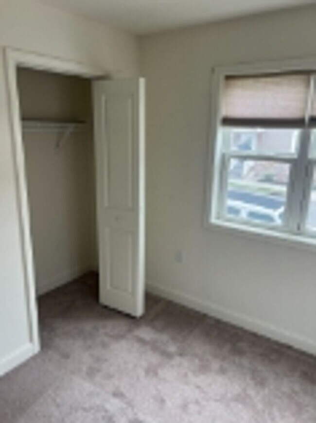 Building Photo - 1047 Broadway