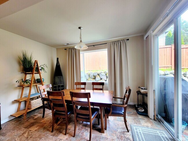 Building Photo - Bright, Spacious 4 bedroom in Poulsbo