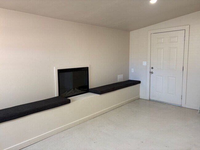 Building Photo - 3 Bedroom Brick Home