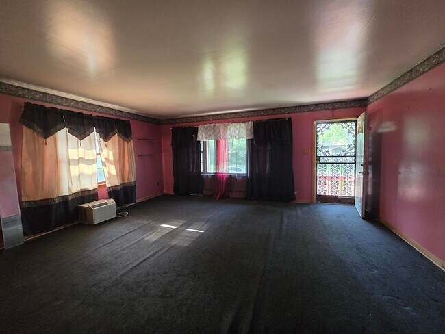 Building Photo - 535 E 43rd Ave