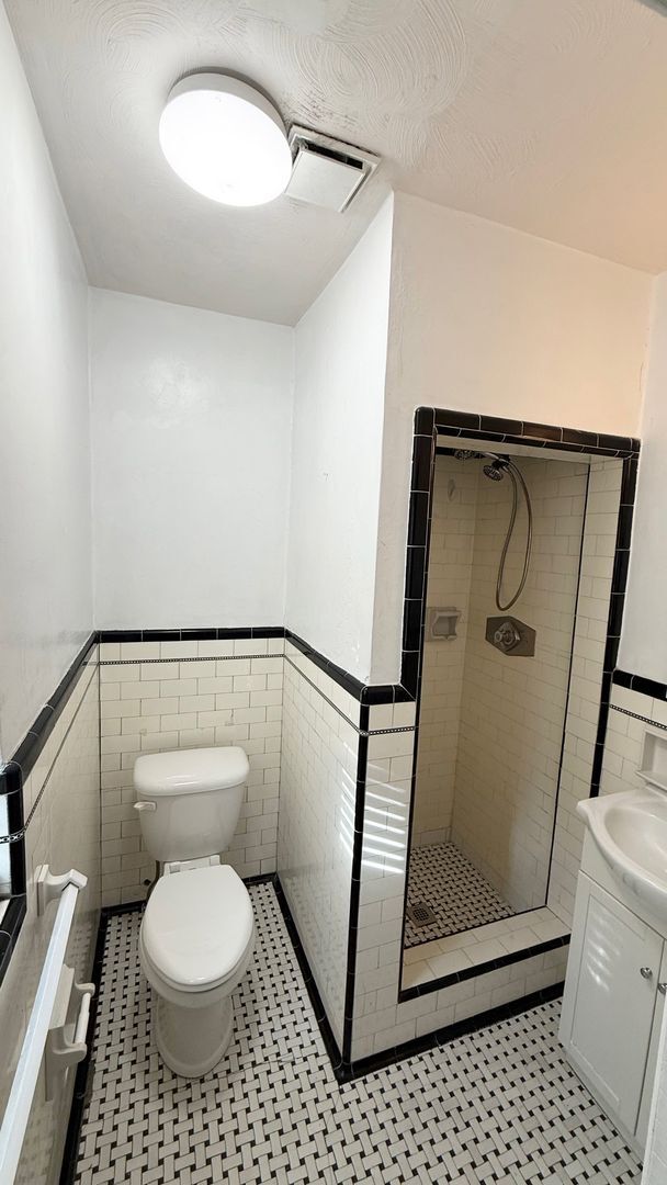 Building Photo - Beautiful 3/4 bedroom + office in Shadyside- Off-Street Parking and Tons of Storage!!