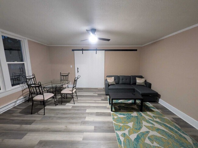 Building Photo - 205 S Walters St