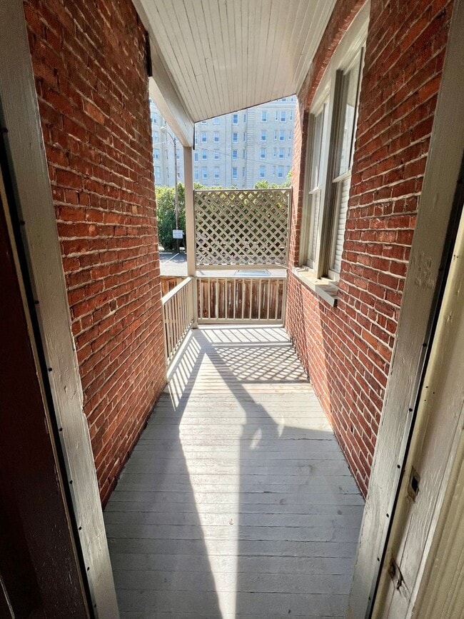 Building Photo - 212 W Main St