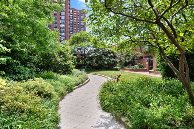 Building Photo - 801 S Plymouth Ct