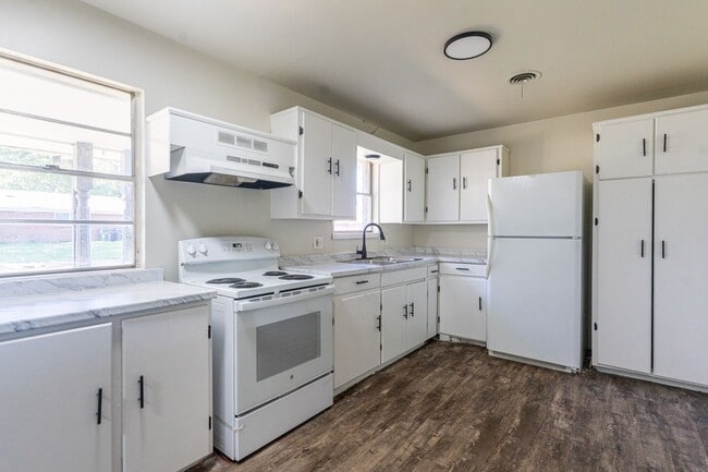 Building Photo - 4 Bedroom Must See!!