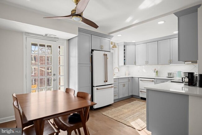 Building Photo - 3031 S Columbus St