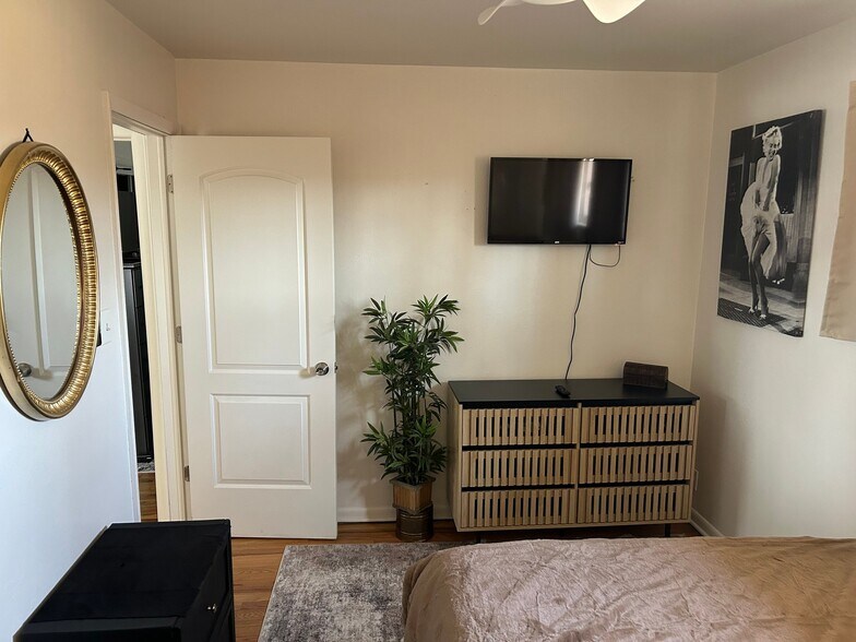 Building Photo - 4926 Hooker St