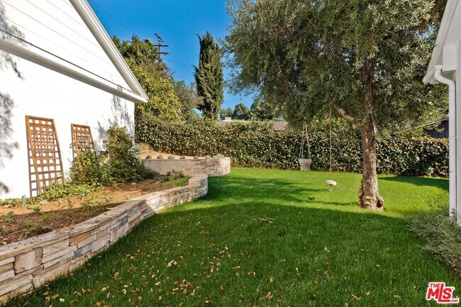 Building Photo - 2400 Glendower Ave