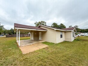 Building Photo - 2 Bedroom 1 Bath Duplex in Pace, FL!