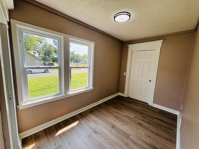 Building Photo - 404 N Georgie Ave