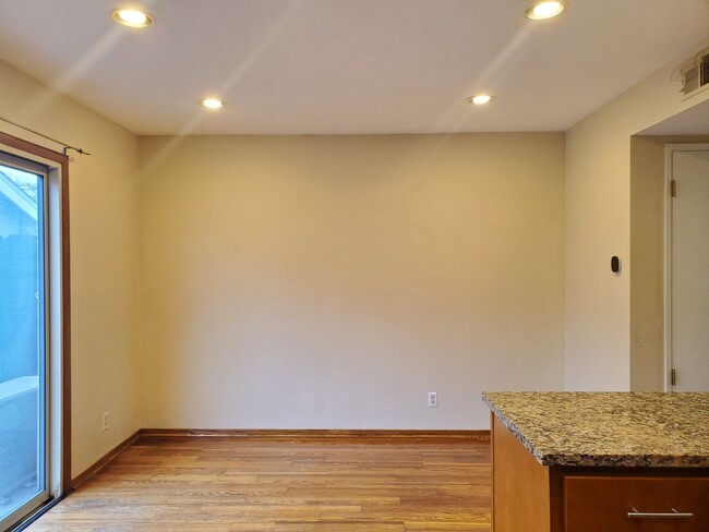 Building Photo - Spacious Townhome, A/C, 2c Garage, Renovat...