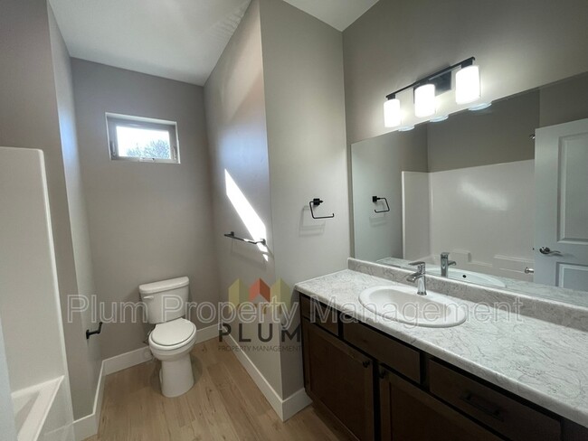 Building Photo - 1724 S 14th St W