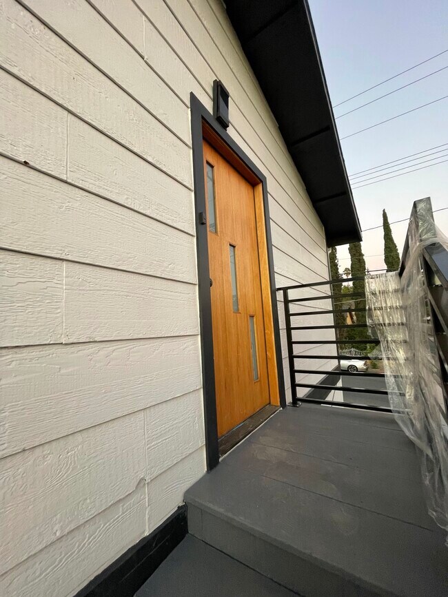 Building Photo - 1385 N Marengo Ave