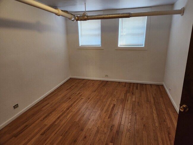Building Photo - 662 W Oakdale Ave