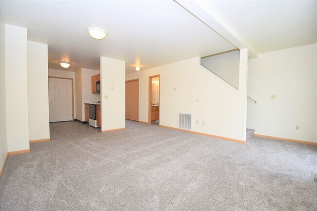 Building Photo - Townhouse style 2bed 1.5bath with attached...