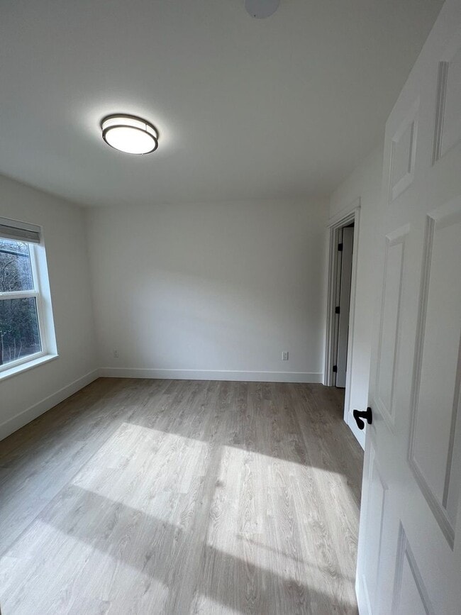 Building Photo - Newer 3 Bedroom Duplex with Gorgeous River Views