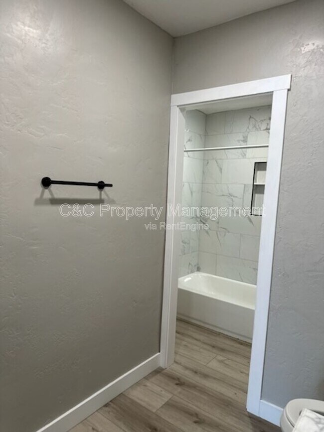 Building Photo - 1519 W 22nd Pl