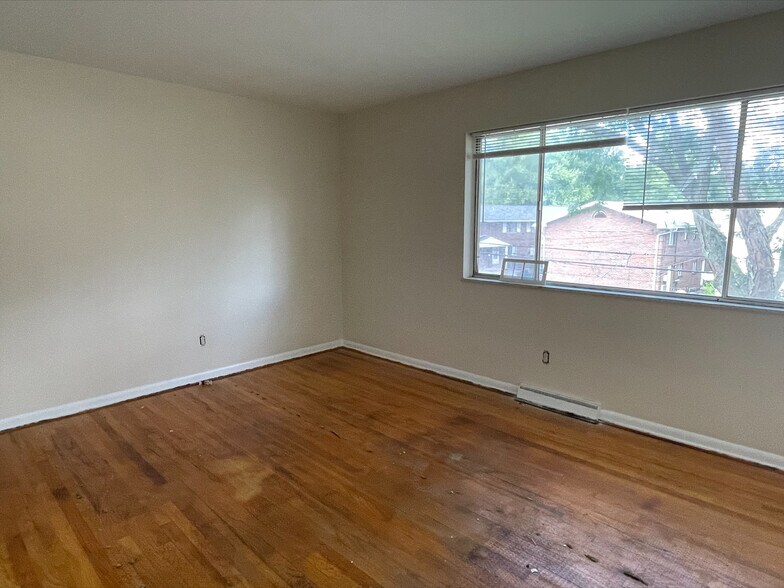 Building Photo - 1734 Cromwell Dr