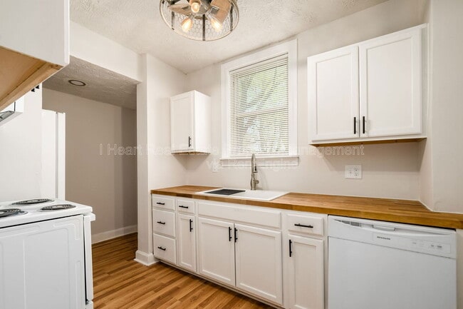 Building Photo - 32 Schultz Ave