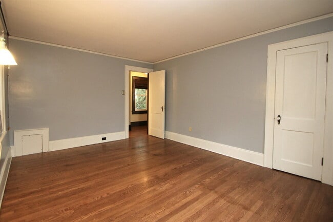 Building Photo - Charming 1950s Home Just Minutes from Downtown Harrisonburg!