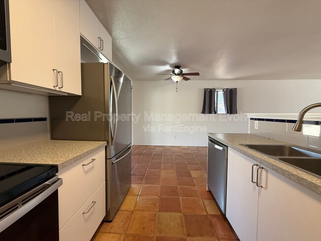 Building Photo - 6410 E Dixileta Dr