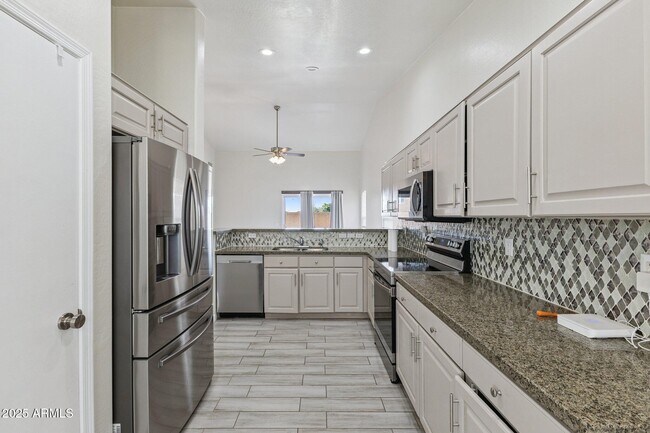 Building Photo - 33602 N Roadrunner Ln