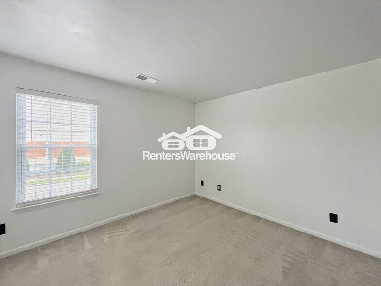 Building Photo - 1843 Chantilly Ct