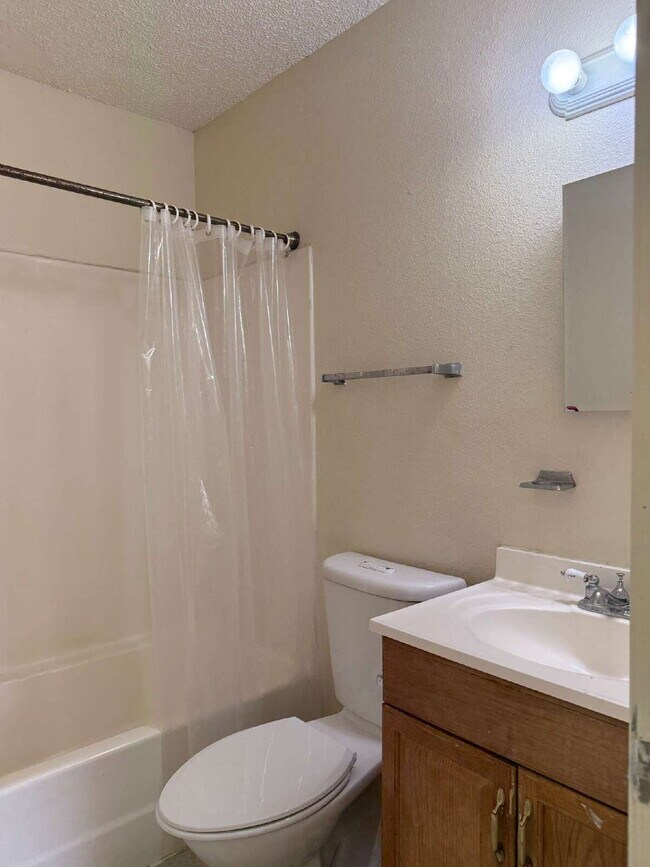 Building Photo - Affordable Three Bed/Two Bath in Leon Vall...