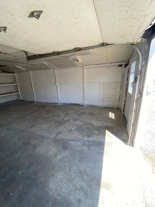 Building Photo - Home With Shop & Pasture!