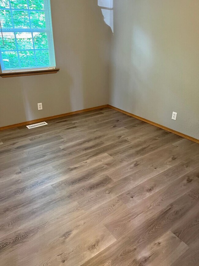 Building Photo - COMING SOON!! Nice 2BR/2BA near MSSU campus DOWNSTAIRS UNIT!!