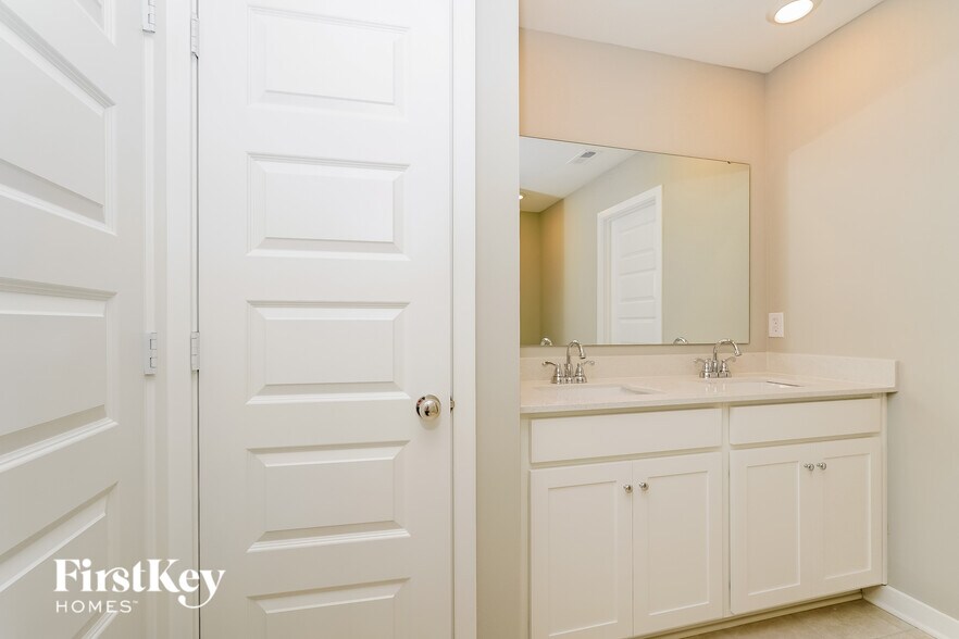 Building Photo - 3656 Locust Dr