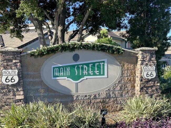 Building Photo - 2 Bedrooms/ 3 Bathrooms