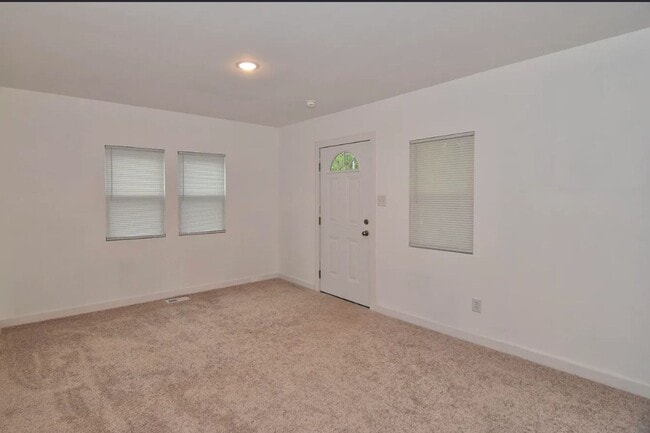 Building Photo - Thoughtfully Renovated Home in a Prime Location