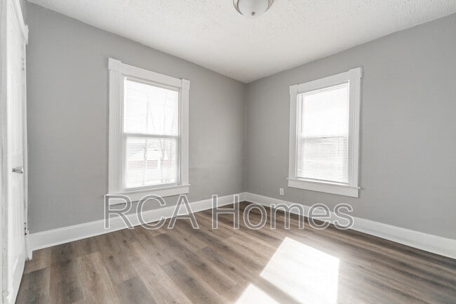 Building Photo - 2425 N Kenwood Ave