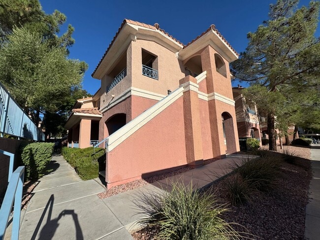 Building Photo - Ground Floor Unit with Tile Floors & Commu...