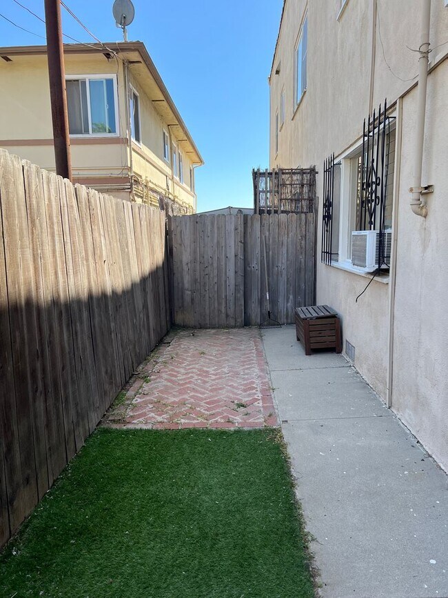 Building Photo - Oceanview Two Bedroom Apartment with Laund...