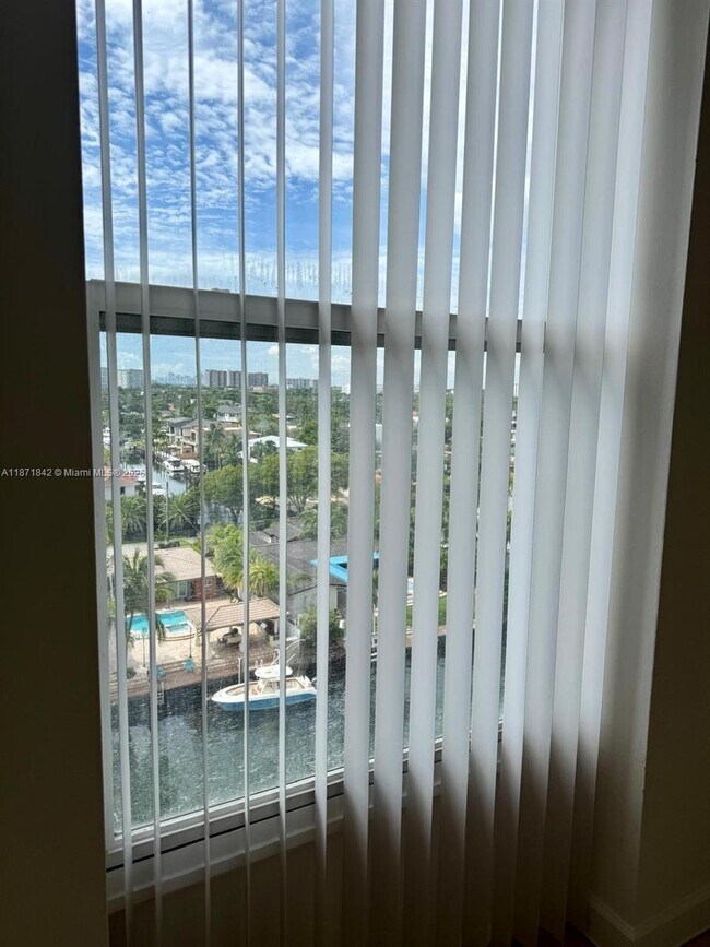 Building Photo - 2000 NE 135th St