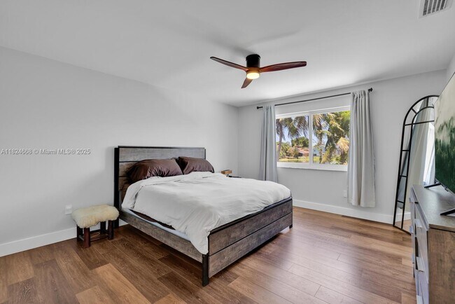 Building Photo - 9650 SW 9th Ct
